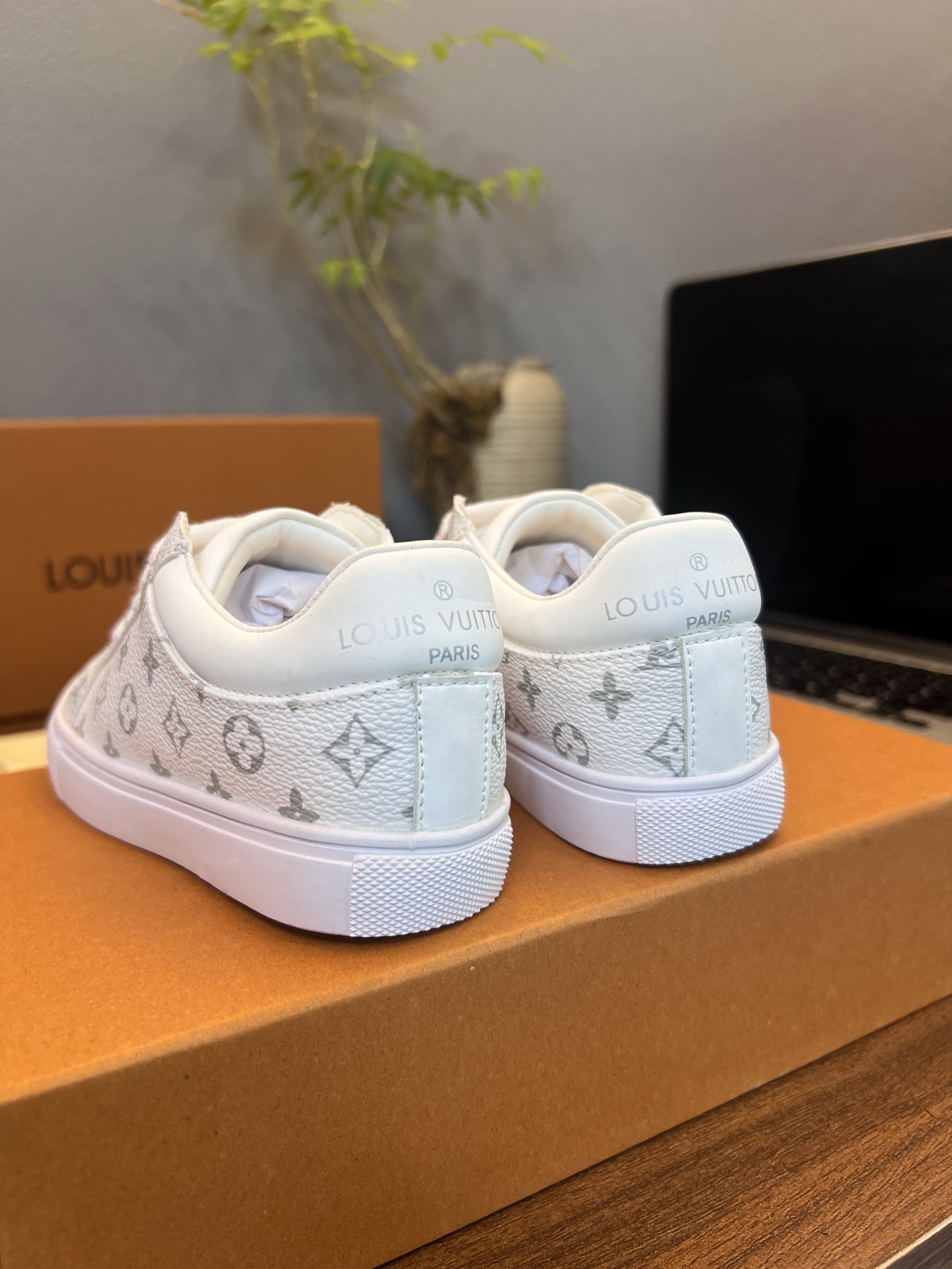 Children's shoes child